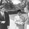 El expresidente de Indonesia Sukarno (a.k.a. Achmed Sukarno, 1901-1970), con el vicepresidente estadounidense Lyndon B. Johnson (1908 - 1973) y el presidente John F. Kennedy (1917-1963) en una visita en Washington DC (EEUU).