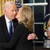 Joe Biden y su mujer, Jill, se besan tras el mensaje de despedida a la nación del por entonces presidente del país