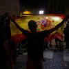 Un manifestante con una bandera de España mientras increpa a periodistas en Torre Pacheco