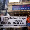 Protesta en Nueva York por la cancelación de The Late Show. En la pancarta se lee: “Colbert se queda, Trump debe irse”.