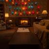 Salón de los Byers de Stranger Things con la pared del alfabeto iluminada y la chimenea encendida.