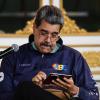 El presidente de Venezuela, Nicolás Maduro, mira su teléefono durante una marcha por el Día del Estudiante, el 21 de noviembre de 2025, en el Palacio de Miraflores, en Caracas.