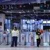 Operarias de la estación de Sants, en Barcelona, ante los tornos cerrados por la falta de servicio, el 22 de enero de 2026.