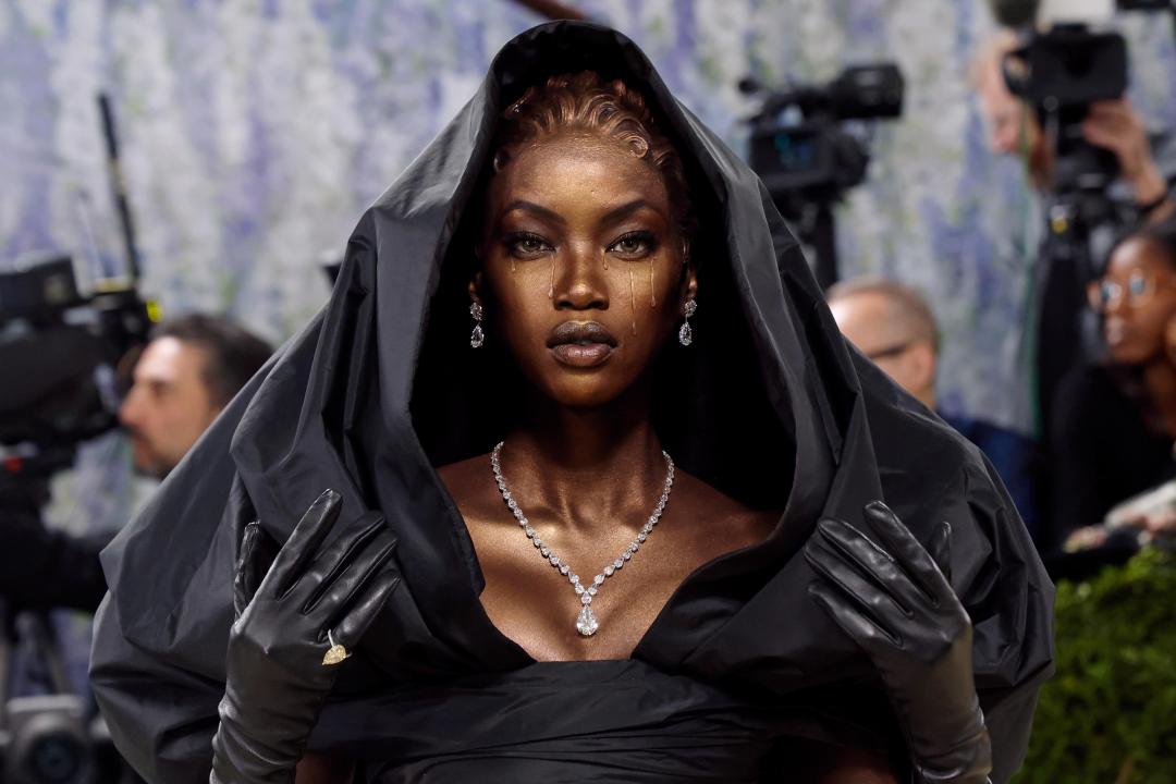 La modelo Anok Yai desvela cómo se hizo el maquillaje más impactante de ...