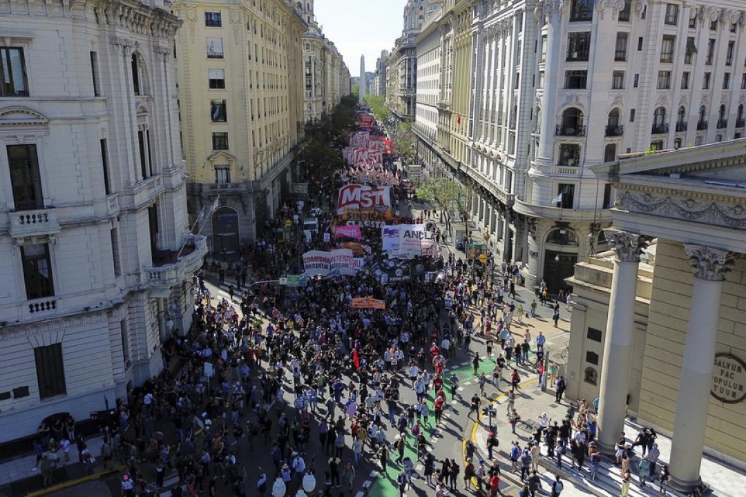 Miles de argentinos salen a la calle contra los recortes de Milei