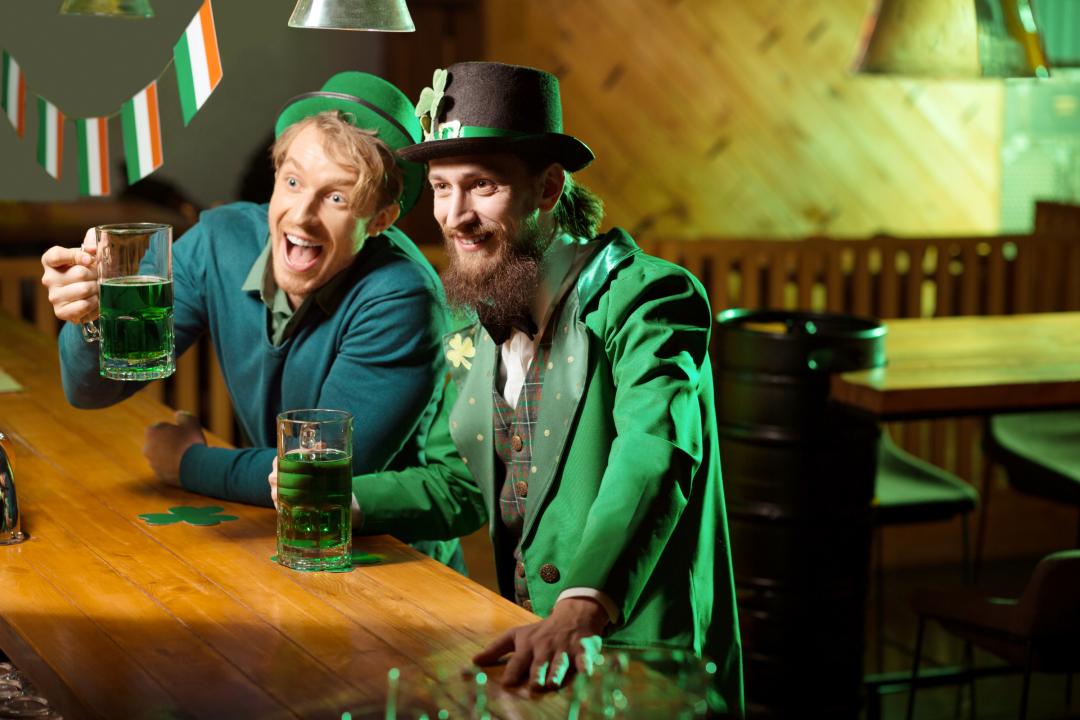 Sombrero De Copa Verde San Patricio De 39.5 Cm Con Detalles Dorados De Tréboles – Accesorio Irlandés Para Disfraces, Carnaval Y Teatro, Ajuste Cómodo Para Adultos Y Adolescentes, Tela No Tejida