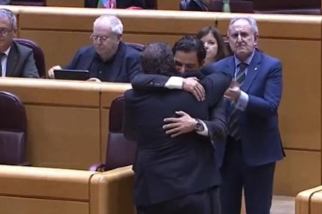 Un senador del PP y otro del PSOE se dan un abrazo por la tragedia de ...