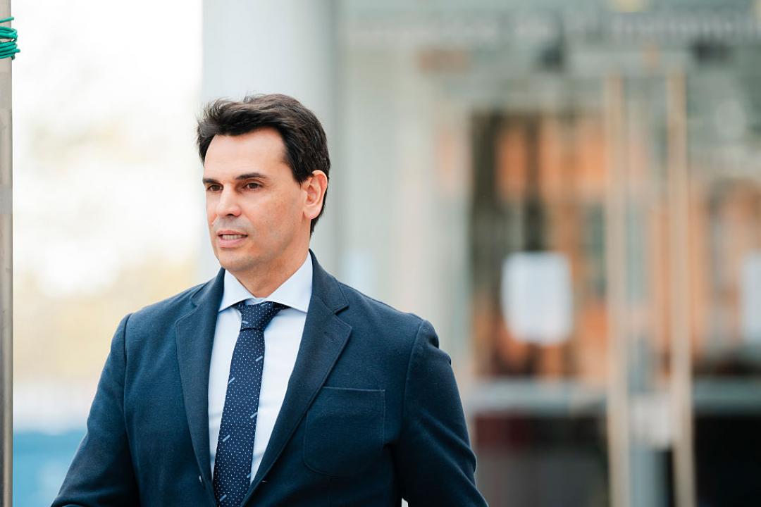 El pseudónimo que el novio de Ayuso utiliza en Quirón: Alberto Burnet ...