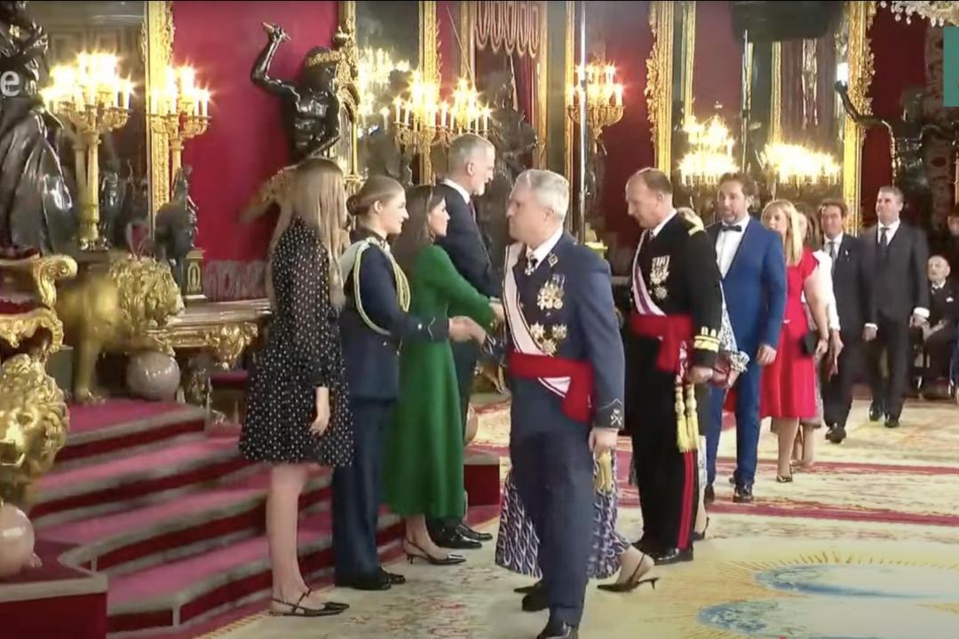 La única persona con la que se han parado a hablar los reyes de España ...