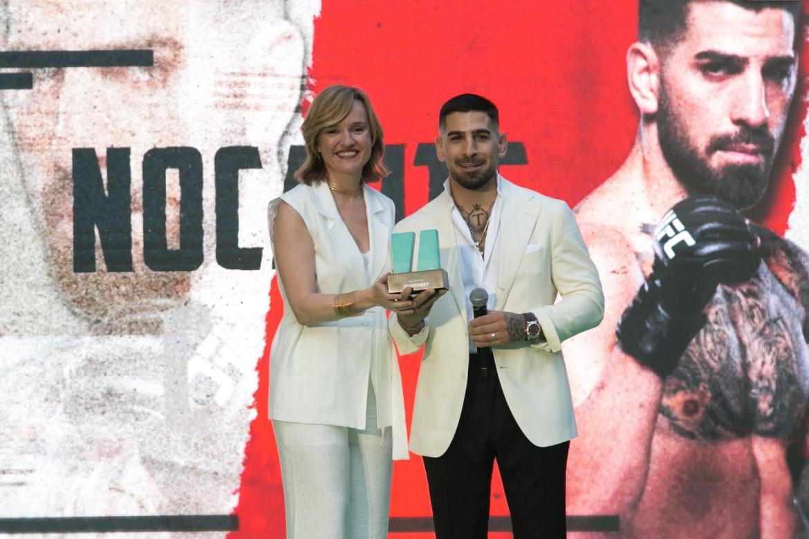 La ministra de Educación y Deporte, Pilar Alegría, entregó el premio El HuffPost al luchador de UFC Ilia Topuria.