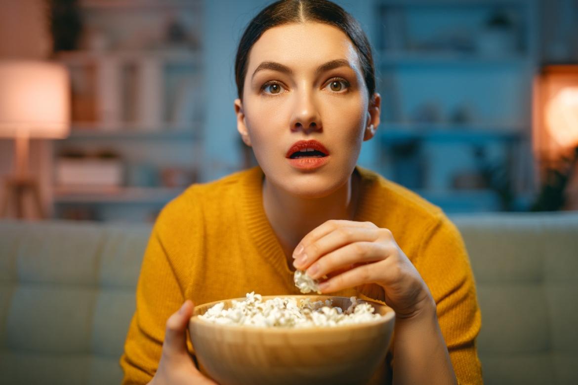 Mujer comiendo palomitas