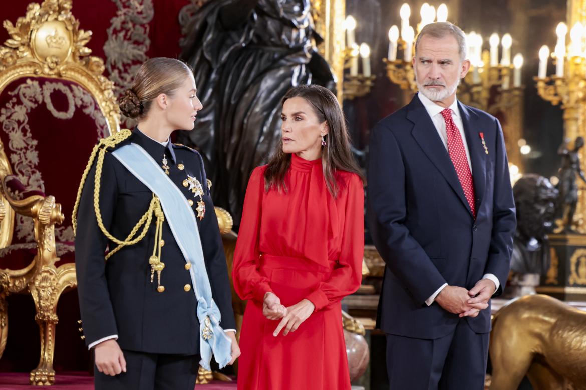 La princesa Leonor, la reina Letizia y el rey Felipe VI en el besamanos celebrado en el Palacio Real.