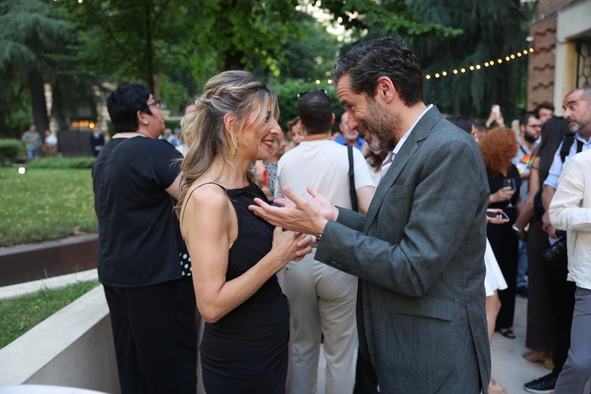 La vicepresidenta Yolanda Díaz y Borja Semper, portavoz del PP, charlan animadamente durante la fiesta.