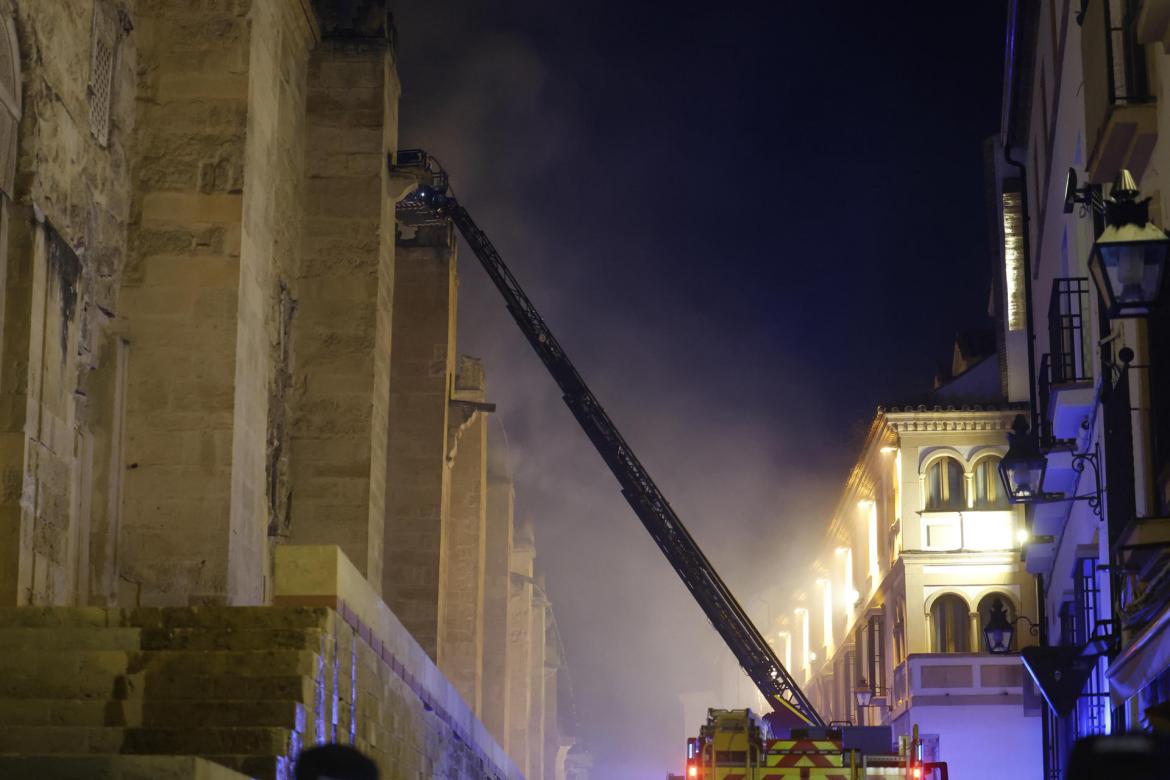 El incendio declarado este viernes en el interior de la Mezquita-Catedral de Córdoba.
