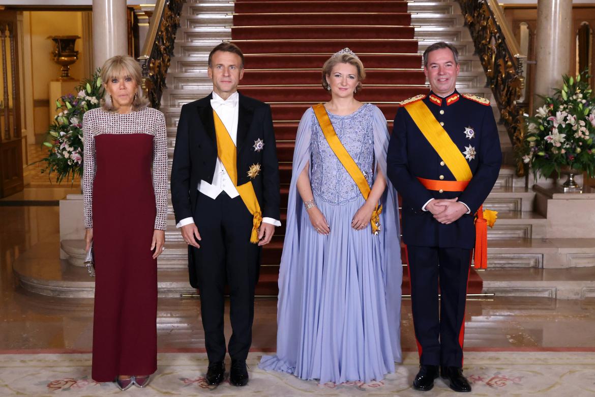 Emmanuel y Brigitte Macron y los grandes duques Guillermo y Stéphanie de Luxemburgo en la cena de gala por el cambio de reinado en Luxemburgo