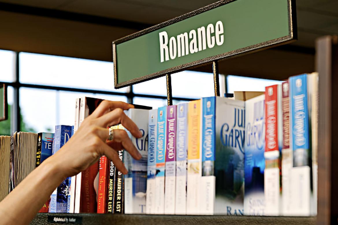 Una estantería llena de libros de romance