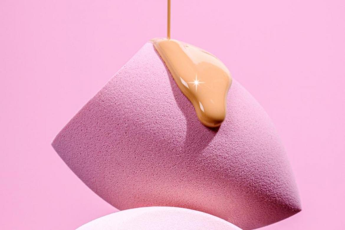 Base de maquillaje sobre una esponja