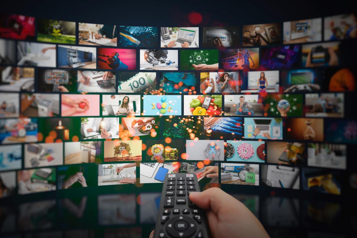 Concepto multimedia con múltiples pantallas de televisión. Concepto de servicio de streaming de biblioteca multimedia.