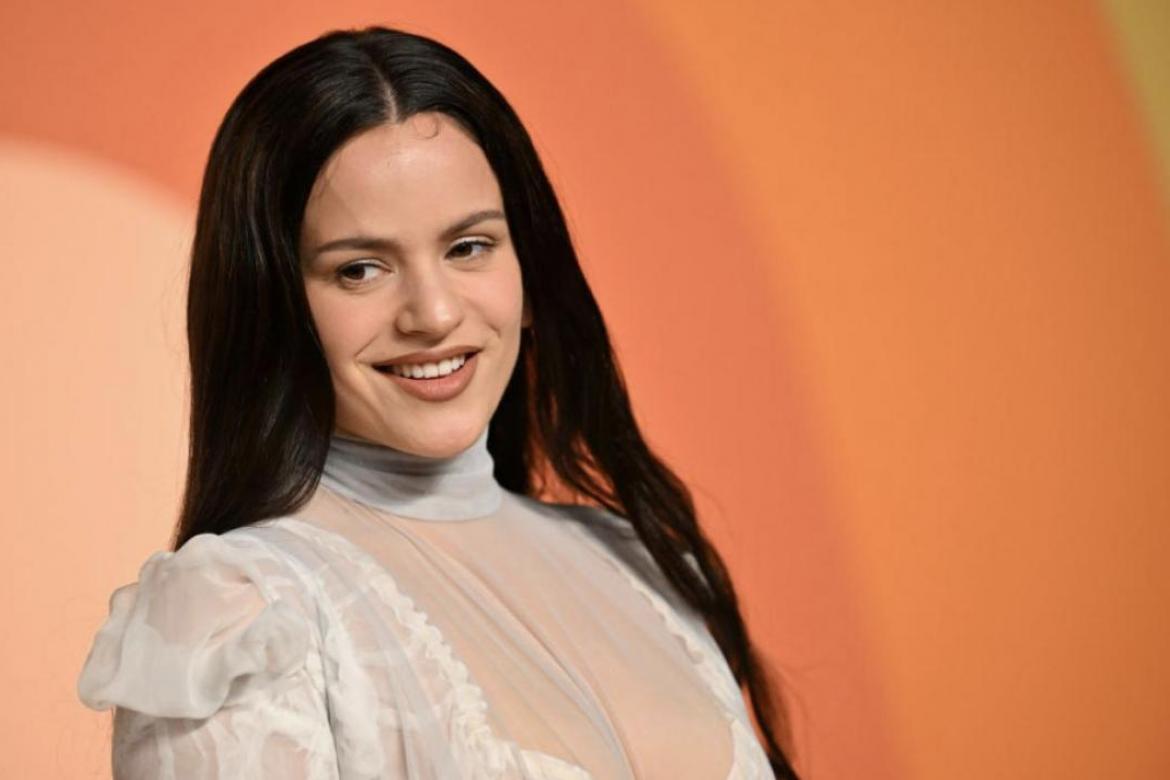 Rosalía en la alfombra roja de la Vanity Fair Oscar Party.