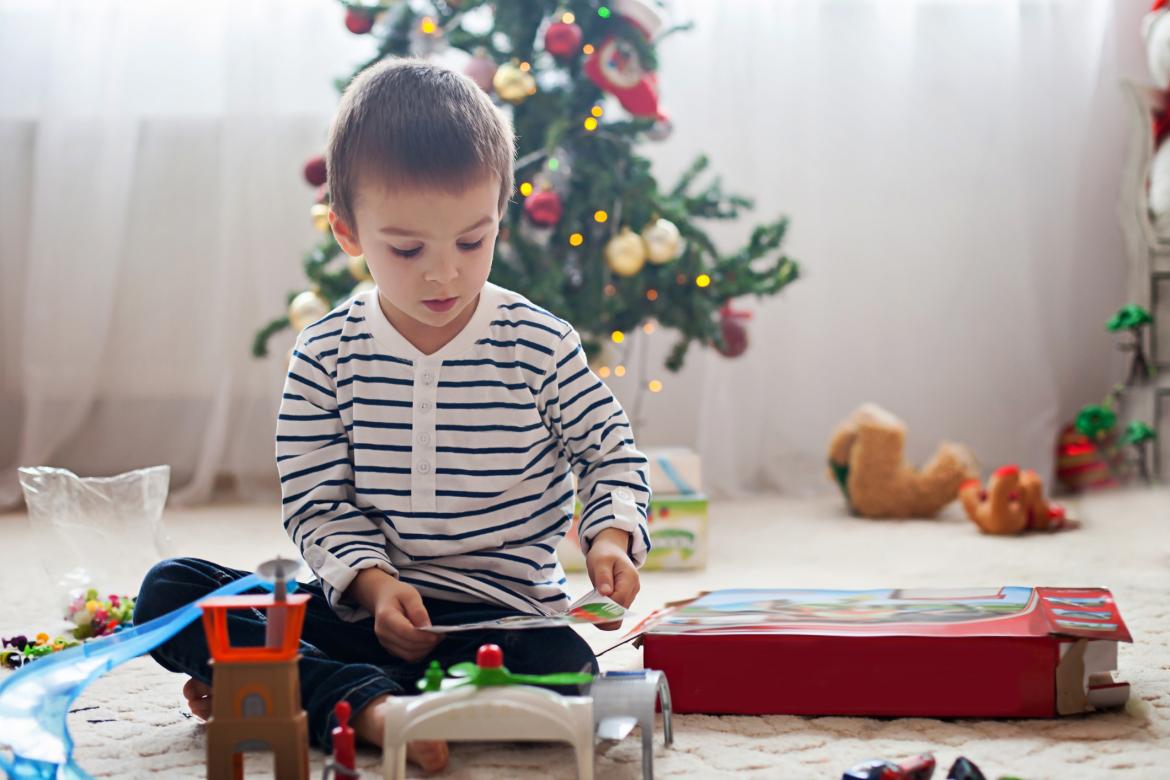 Un niño jugando con uno de sus regalos