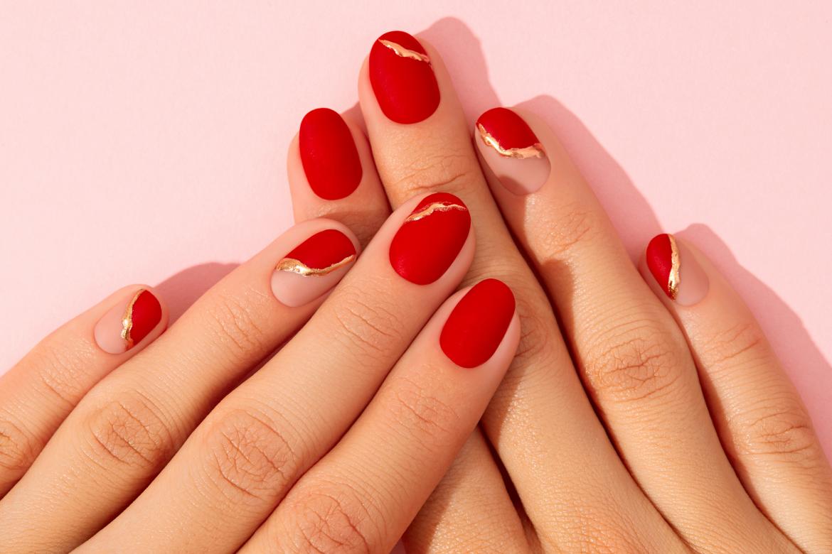 Primer plano de manicura roja.