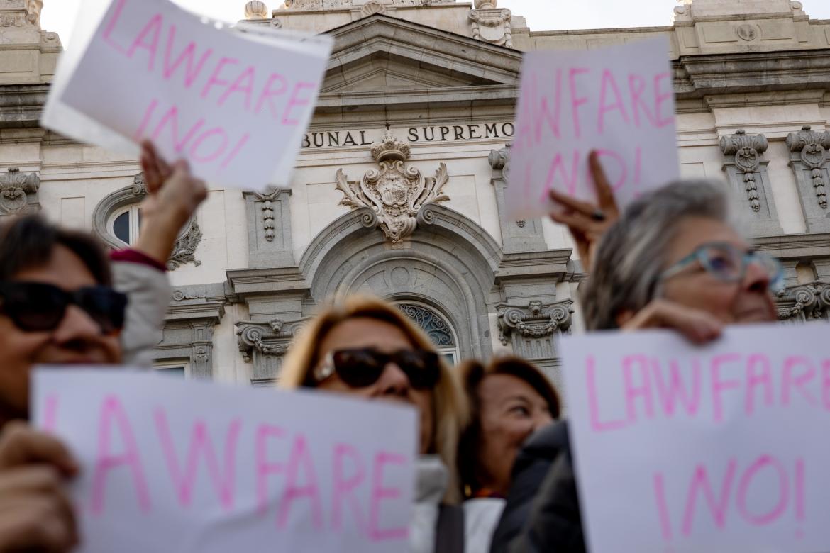 Vista de la manifestación este domingo en frente del Tribunal Supremo en Madrid en apoyo al fiscal general del Estado, Álvaro García Ortiz, tras su condena a dos años de inhabilitación y a una multa de 7.200 euros por un delito de revelación de datos reservados. EFE/ Daniel González
