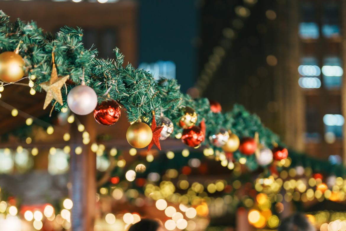 Fondo del mercado de Navidad con árbol de Navidad con decoración y luces. Feliz Navidad, vacaciones y feliz concepto de Año Nuevo