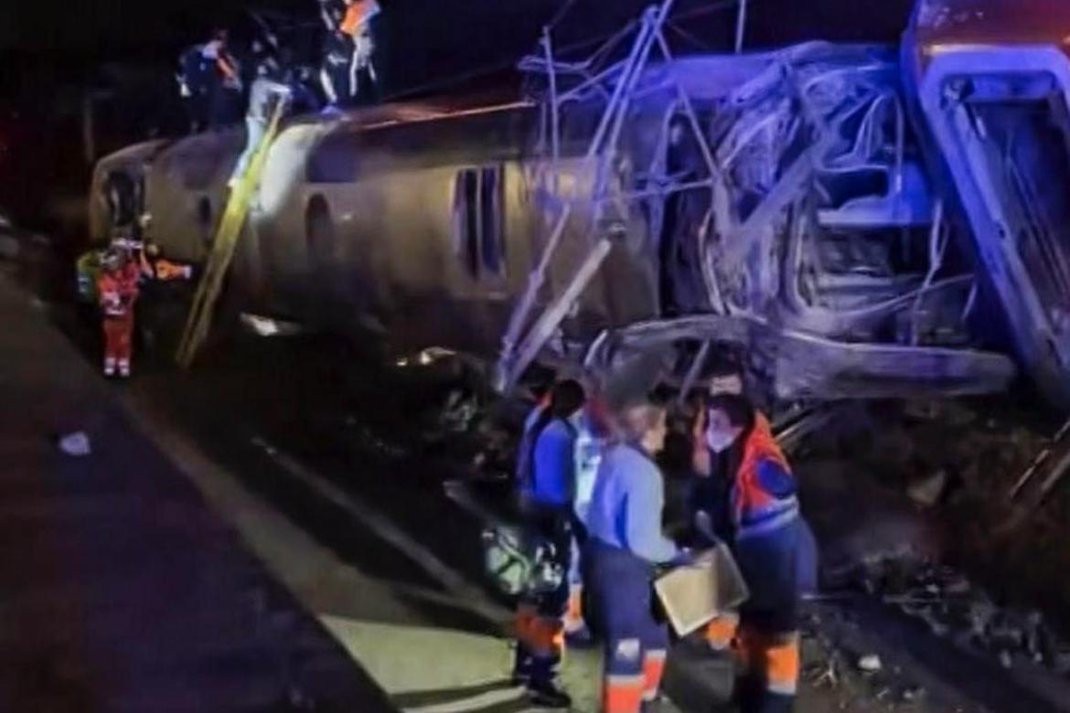 Servicios de emergencia a su llegada al descarrilamiento en Adamuz.