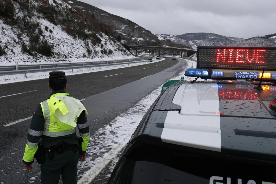 Autovía A6 en Lugo, este viernes. Las nevadas avanzan en Galicia con el paso de la borrasca Ingrid, con las zonas to sopló a 154,4 km/h en la estación de Penedo do Galo, en Viveiro (Lugo). EFE/Eliseo Trigo