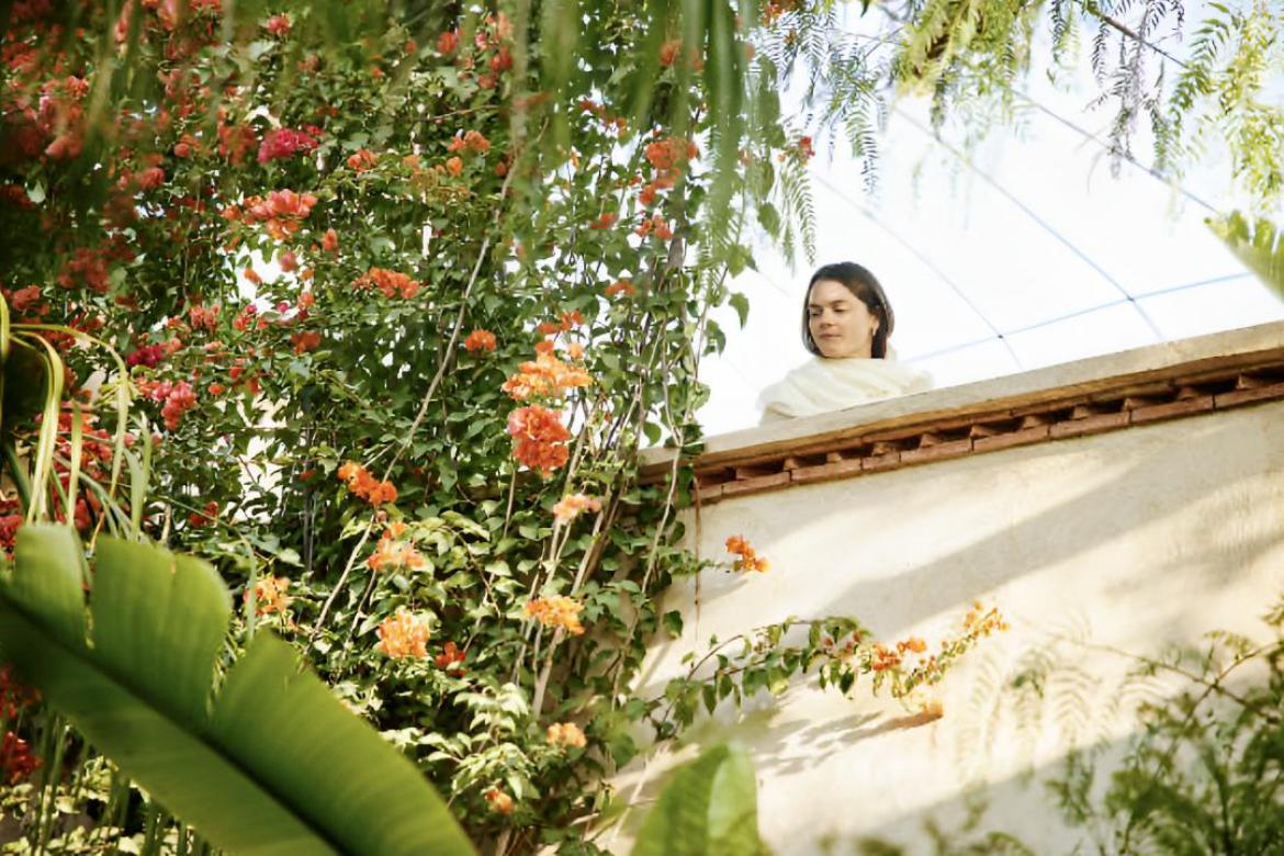 Una mujer mirando un jardín desde una terraza