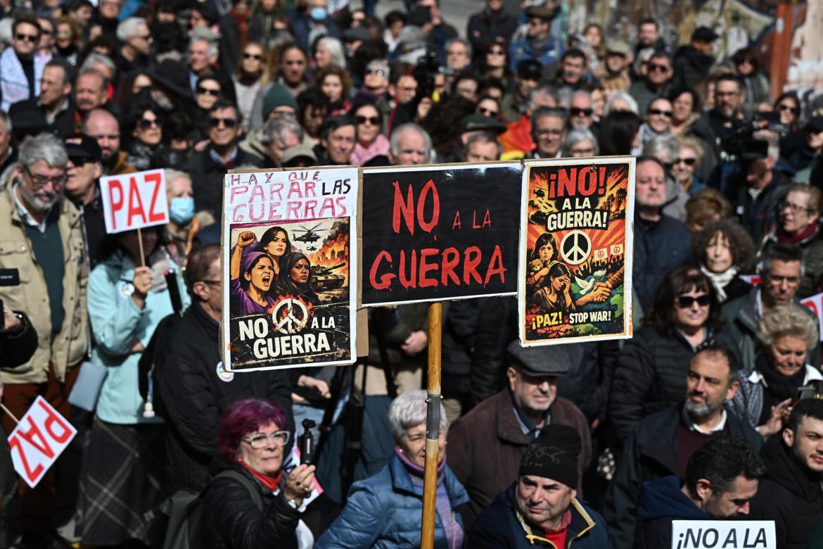 Miles de personas gritan 'No a la guerra' en Madrid.
