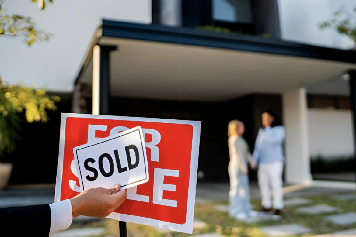 Dos personas que acaban de comprar una casa