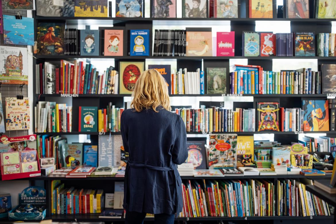 Una persona en una librería.