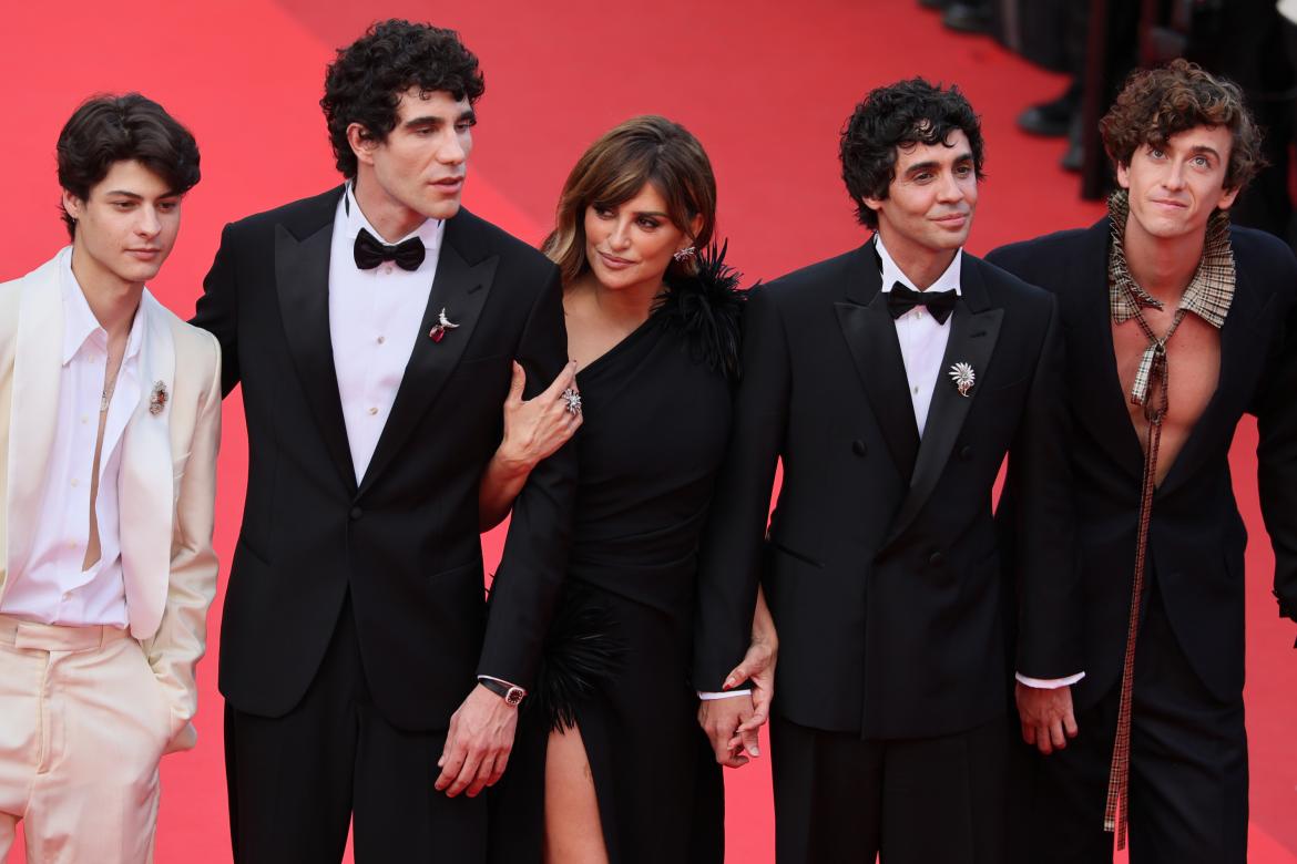 Milo Quifes, Javier Calvo, Penélope Cruz, Javier Ambrossi y Guitarricadelafuente en el estreno de 'La Bola Negra' en el Festival de Cannes 2026.