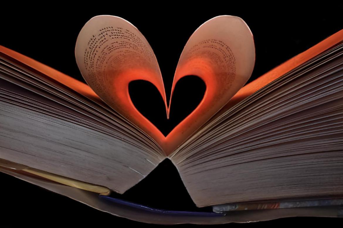 Un libro con páginas en forma de corazón