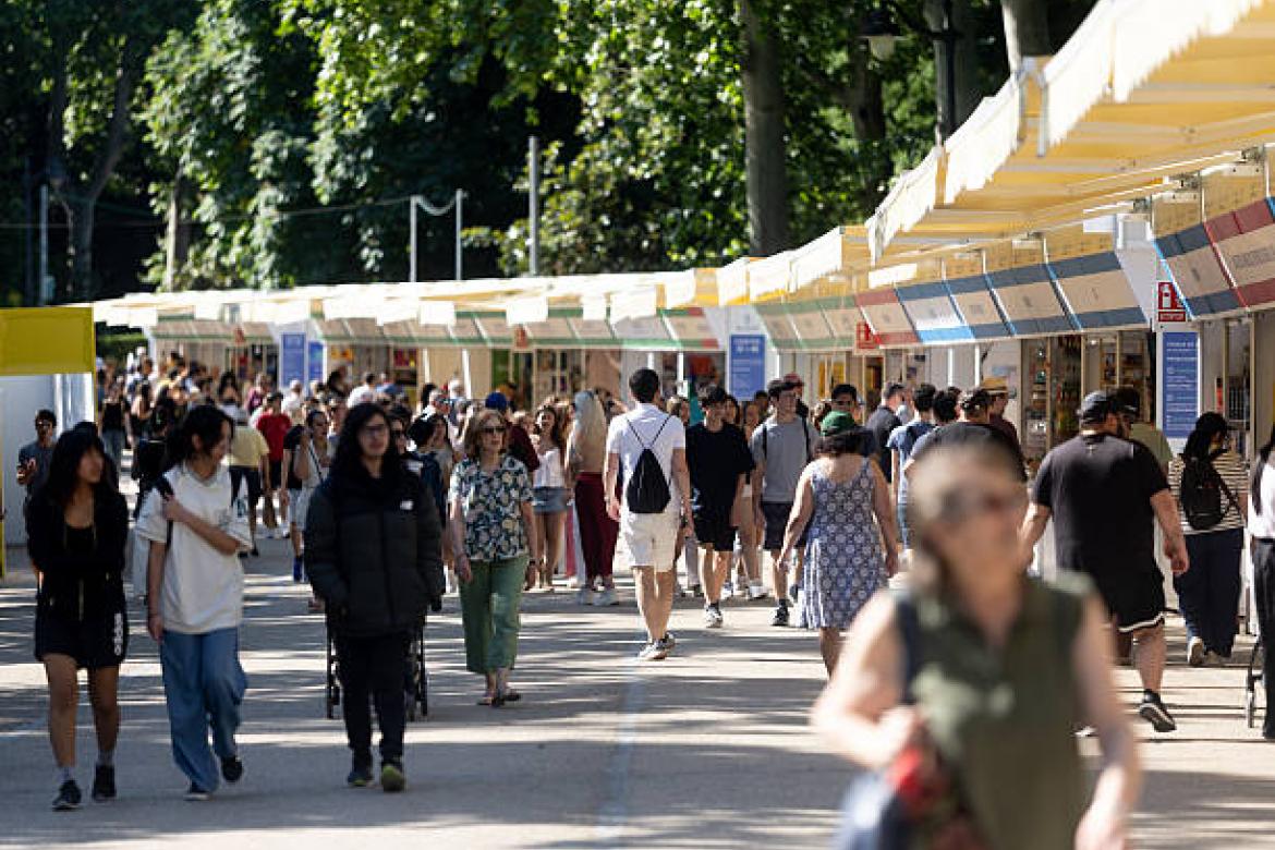 MADRID, SPAIN - MAY 29: Numerous people during the first day of the 85th edition of the Madrid Book Fair, in the Retiro Park, on 29 May, 2026 in Madrid, Spain. The 85th Madrid Book Fair will be held from 29 May to 14 June 2026 with 366 stands and a central thematic thread of humour. This year's guest country is Romania and it will have its own programme and a prominent presence during the fair. (Photo By Eduardo Parra/Europa Press via Getty Images)