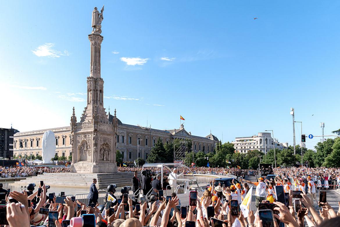 El papa León XIV llega a la plaza de Colón de Madrid en el papamóvil.