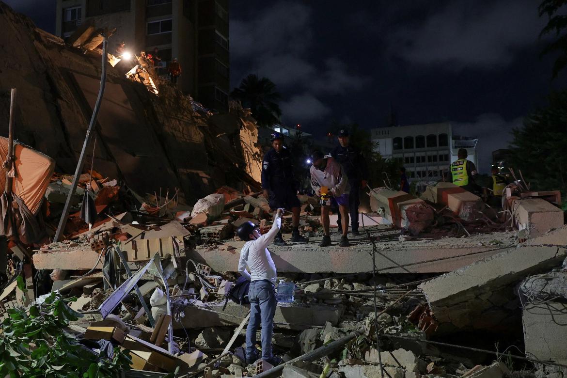 Servicios de emergencia en Caracas tras el terremoto.