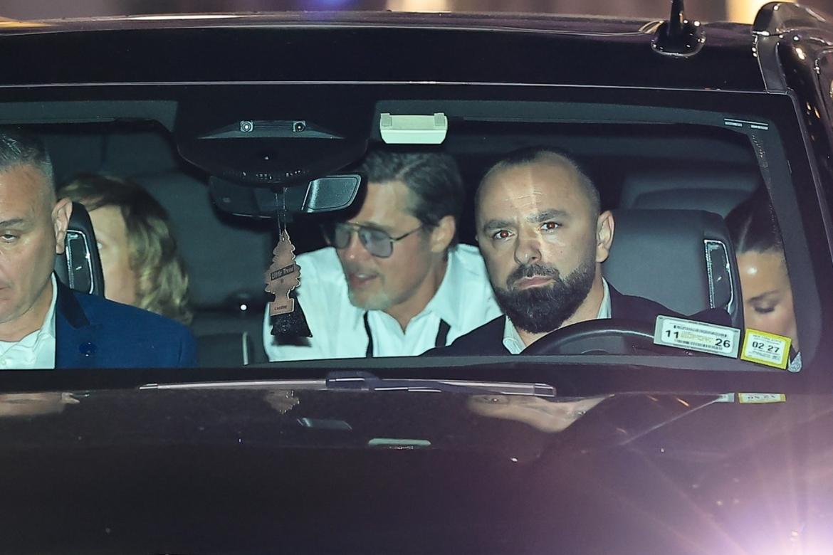 Brad Pitt saliendo de la boda de Taylor Swift