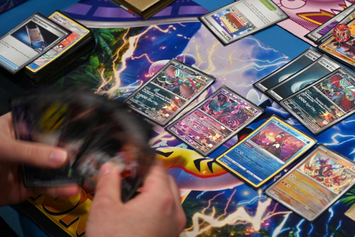 Un jugador con cartas de Pokémon en una competición.