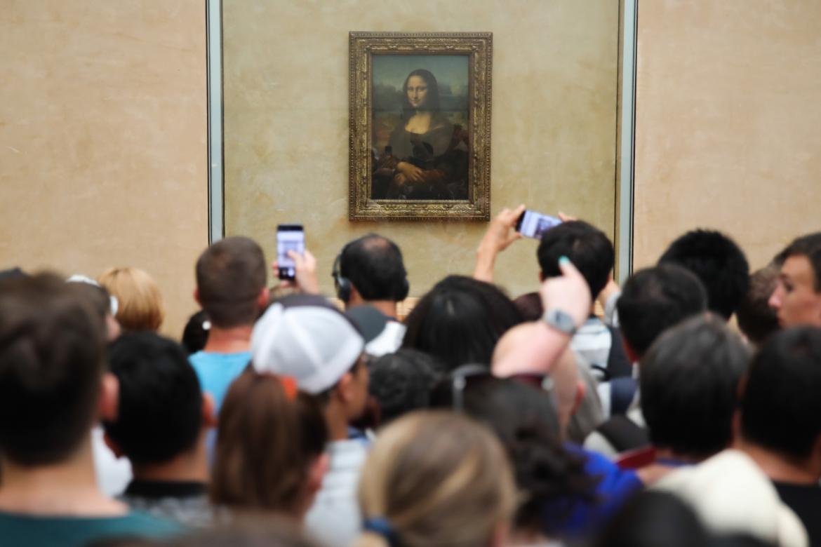 La Mona Lisa, de Leonardo da Vinci, rodeada de visitantes en el Museo del Louvre de Paris, Francia.