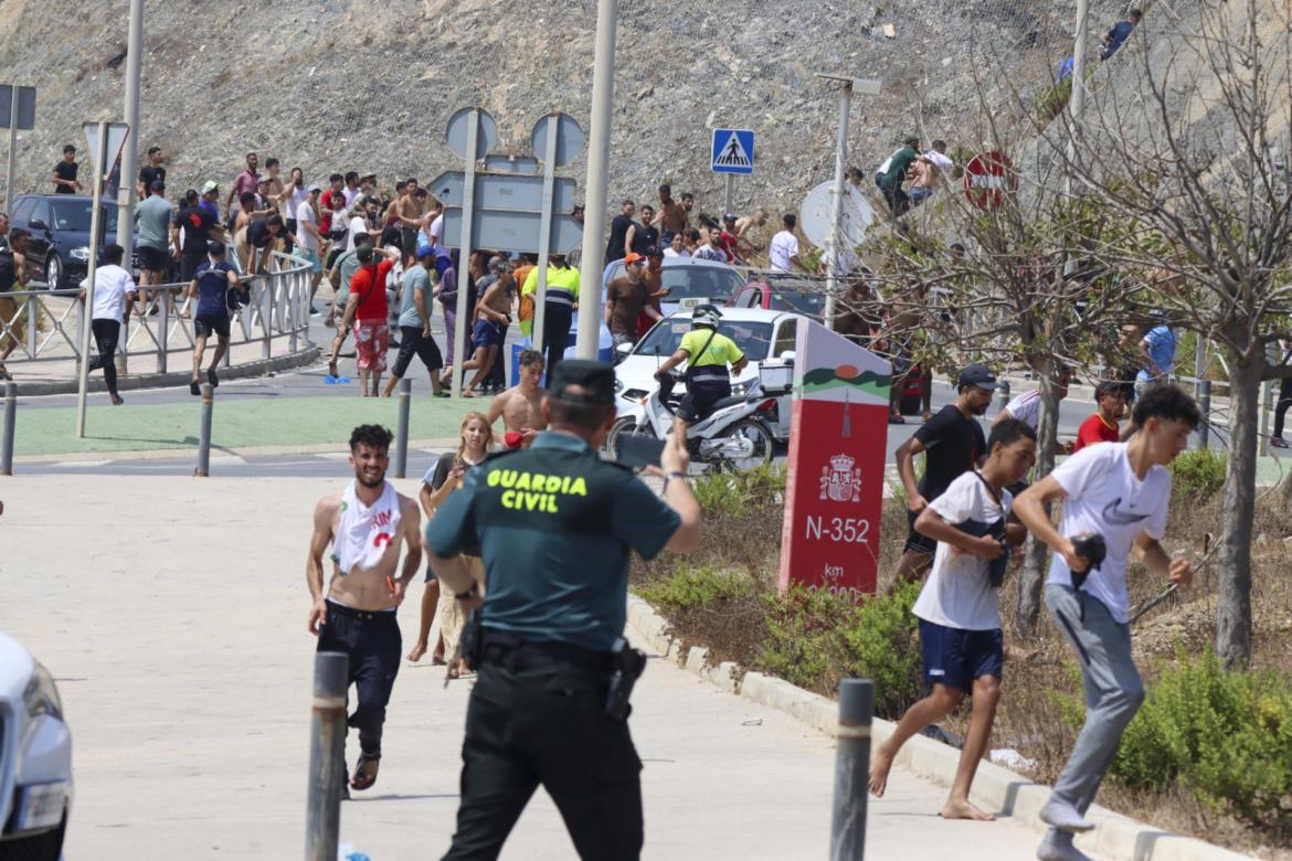 Los pocos efectivos de la Guardia Civil no pueden hacer nada para contener la 'avalancha' de migrantes