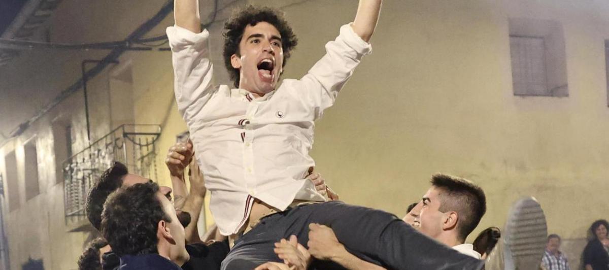 Ismael Maestro, el candidato municipal más joven de La Rioja, es manteado por los vecinos tras ser el primero en tomar posesión de su cargo como alcalde de San Millán de la Cogolla.