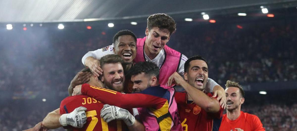 Unai Simon, en el centro celebra el título de la Liga de Nacionesl de la UEFA.