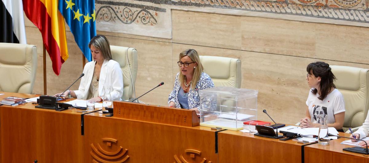Sesión Constitutiva de la Asamblea de Extremadura tras las elecciones del 28M en la que la socialista Blanca Martín (c), ha sido elegida, en segunda vuelta, presidenta de la Asamblea.