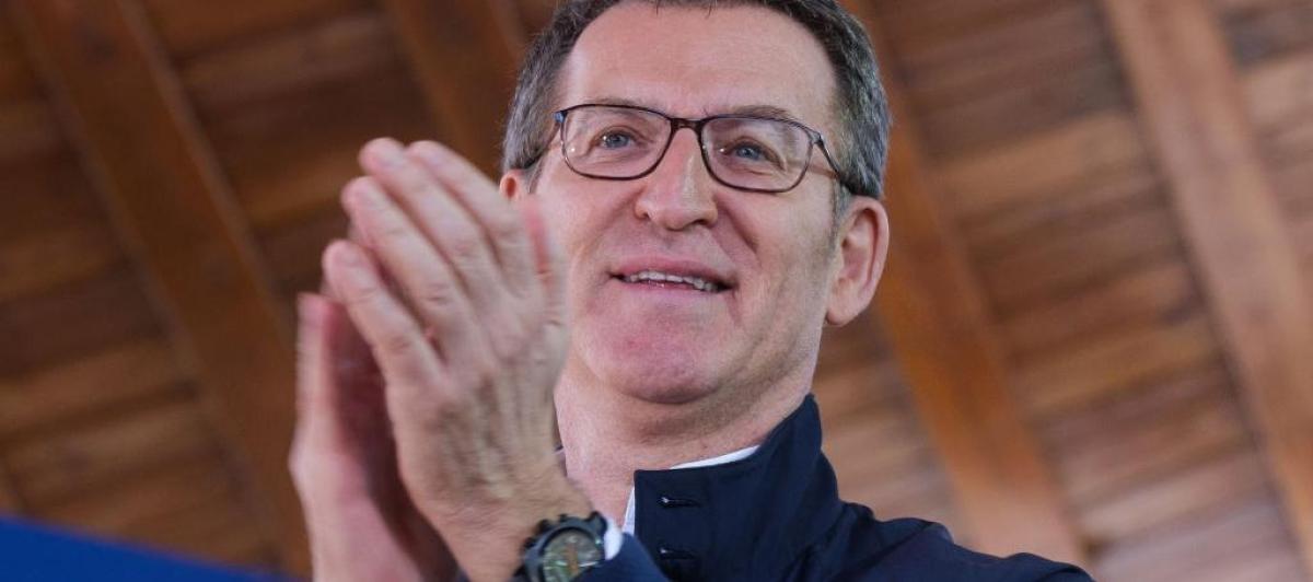 Alberto Núñez Feijóo sonríe en un acto del PP