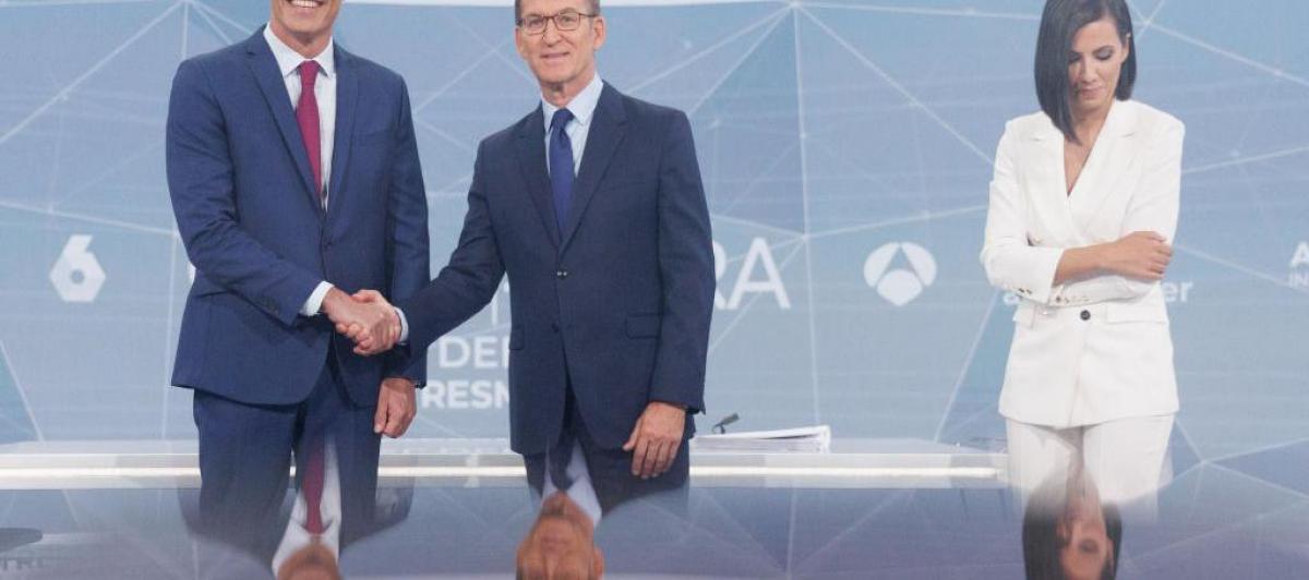 El presidente del Gobierno y candidato socialista al 23-J, Pedro Sánchez, y el jefe de la posición y candidato popular, Alberto Núñez Feijóo. A la derecha, la periodista Ana Pastor.