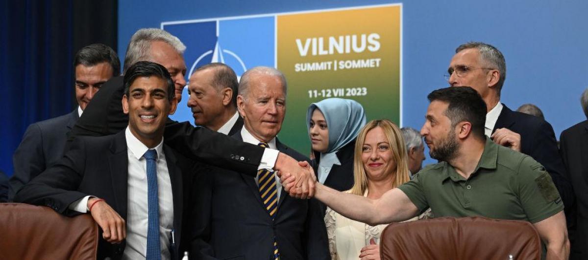 Zelenski se saluda con los miembros de la OTAN en la segunda jornada de la cumbre en Vilna