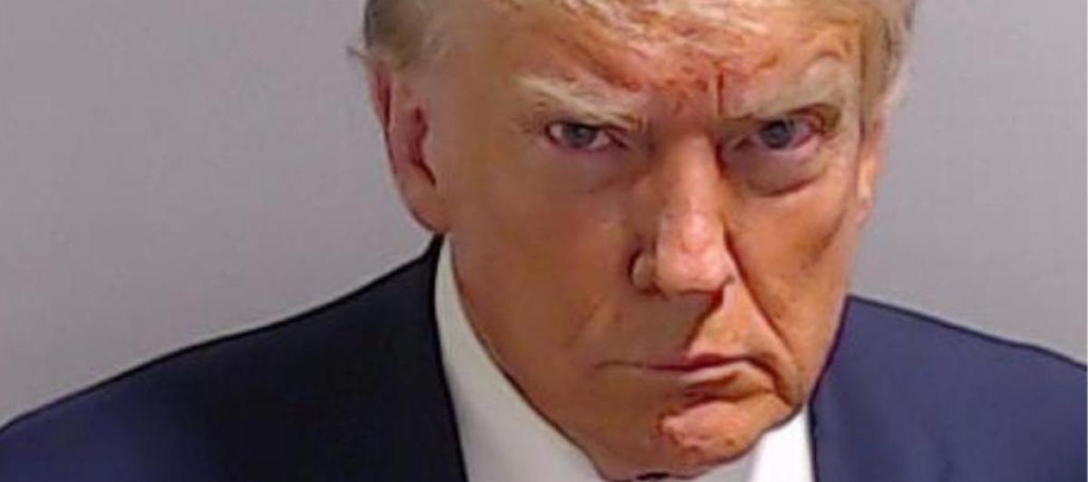 La foto de Donald Trump que figura en su ficha policial, difundida por la Oficina del Sheriff de Fulton.