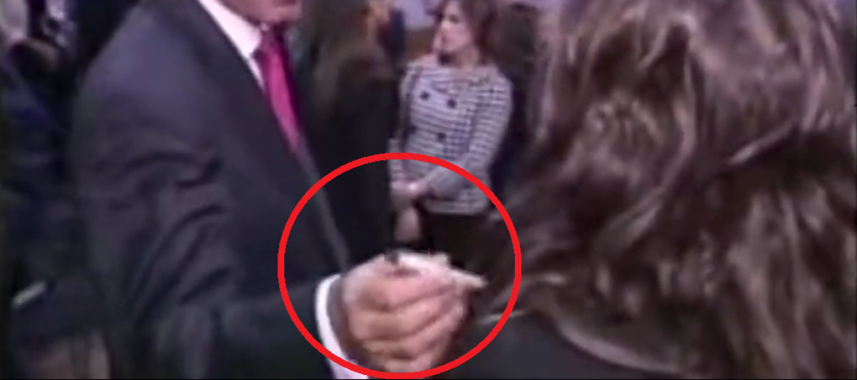 Momento del vídeo del expresidente del Gobierno José María Aznar, con una periodista de 'Cuatro'.